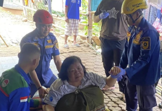 wanita-obesitas-di-bogor-dievakuasi-oleh-damkar