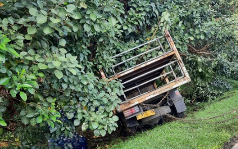 truk-bawa-dangki-menabrak-dump-truk-di-tol-jagorawi