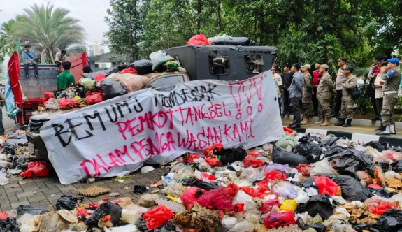 kondisi-kantor-walkot-tangsel-usai-didemo-2-truk-sampah