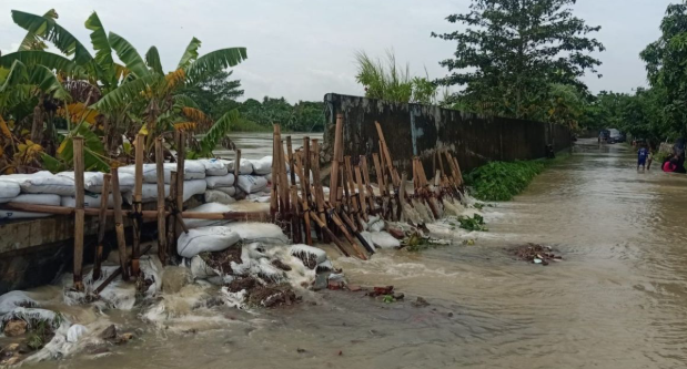 tanggul-di-citarum-muaragembong-jebol