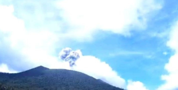 Abu Vulkanik Gunung Ibu Capai 400 Meter